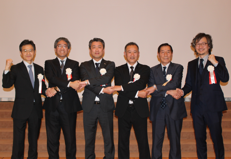 講師・パネリストの皆さんと握手で 