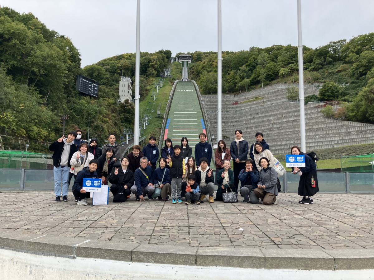 ジャンプ台をバックにみんなで記念撮影