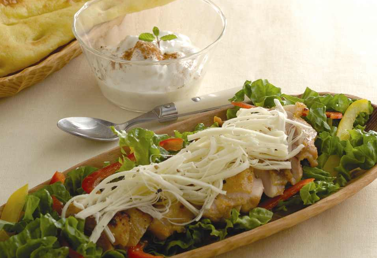 さけるチーズのチキンカレーサラダ