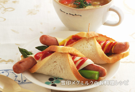  スライスチーズの食パンドッグとトマトスープ