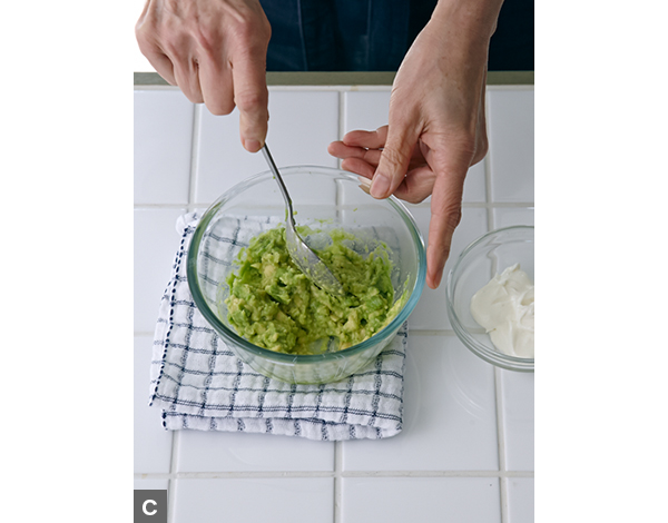 鶏のから揚げ、アボカドヨーグルトソース